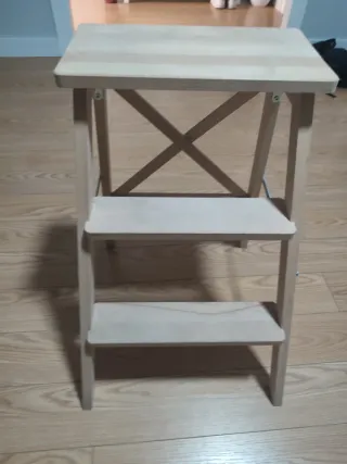 Escalera pequeña de madera