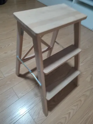 Escalera pequeña de madera