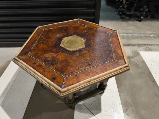 Mesa centro exagonal con cuero repujado vintage