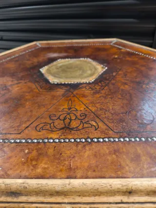 Mesa centro exagonal con cuero repujado vintage