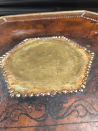 Mesa centro exagonal con cuero repujado vintage