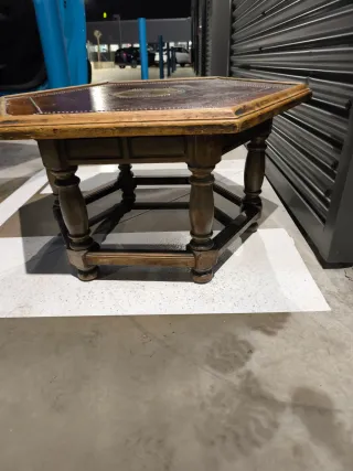 Mesa centro exagonal con cuero repujado vintage