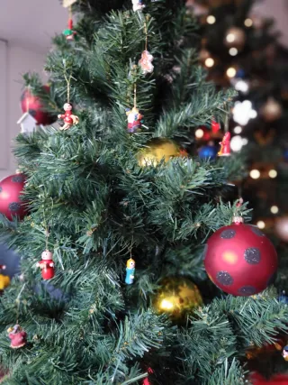 Árbol de Navidad adornado y Belén