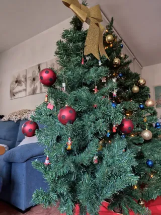 Árbol de Navidad adornado y Belén