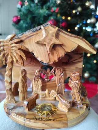 Árbol de Navidad adornado y Belén