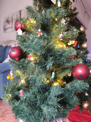 Árbol de Navidad adornado y Belén