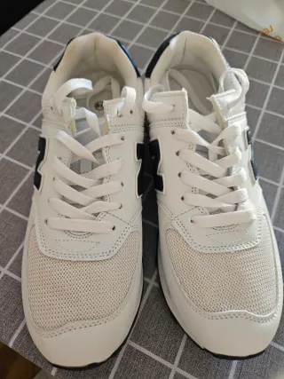 Zapatillas deportivas blancas y negras talla 39