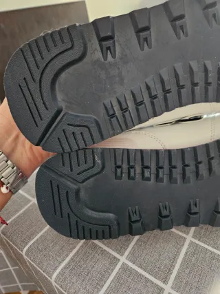 Zapatillas deportivas blancas y negras talla 39