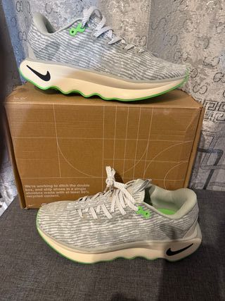 Zapatillas Nike grises y verdes