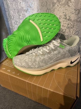 Zapatillas Nike grises y verdes