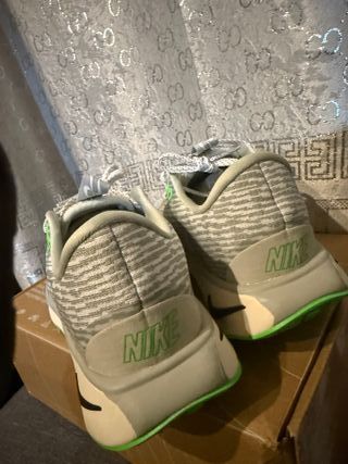Zapatillas Nike grises y verdes