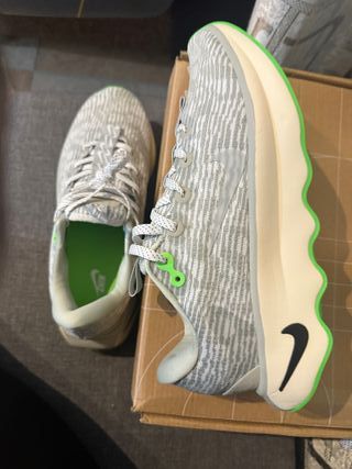 Zapatillas Nike grises y verdes