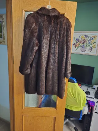 Elegante abrigo de piel marrón