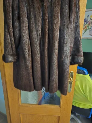 Elegante abrigo de piel marrón