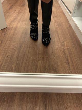 Botines negros con tachuelas