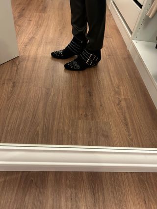 Botines negros con tachuelas