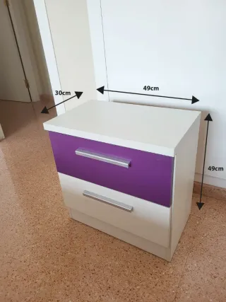 Cómoda 3 cajones morado y blanco y 2 mesitas