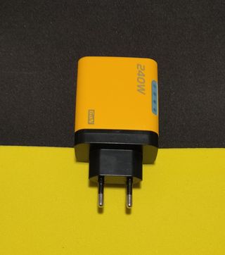 Cargador Rápido 240W GaN Amarillo. Modelo KO-75