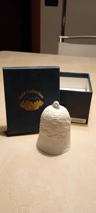 Campana natalizia in porcellana illuminata