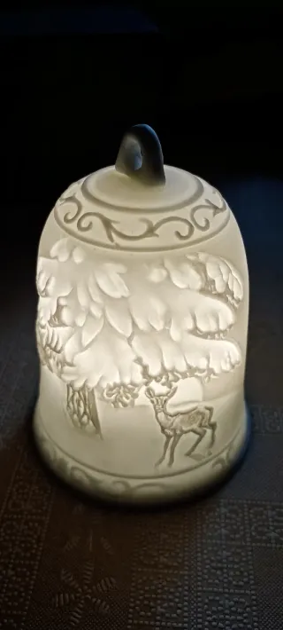 Campana natalizia in porcellana illuminata