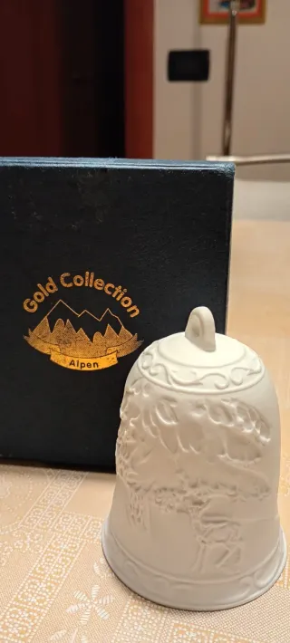 Campana natalizia in porcellana illuminata