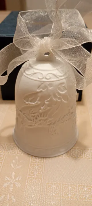 Campana natalizia in porcellana illuminata