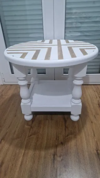 Mesa auxiliar diseño geométrico blanco y nogal