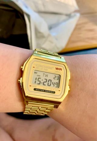Reloj Digital Dorado WR/a estrenar