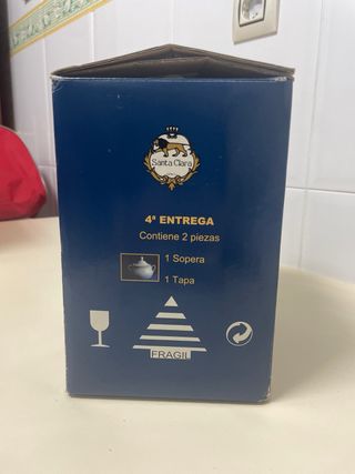 Sopera de porcelana con flores azules