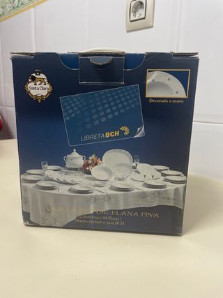 Sopera de porcelana con flores azules