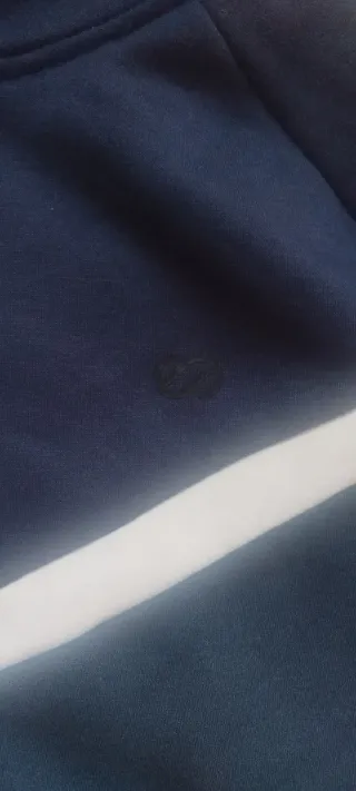 Sudadera azul con cremallera