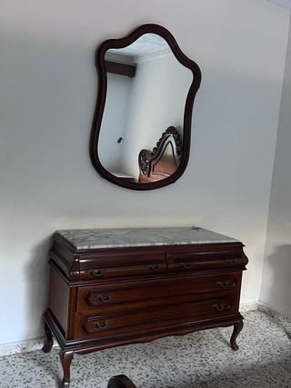 Cómoda y mesitas de noche de madera y mármol