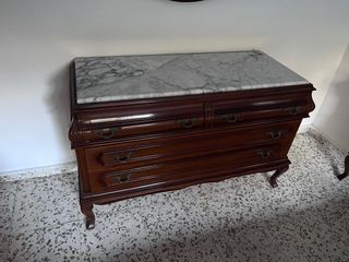 Cómoda y mesitas de noche de madera y mármol