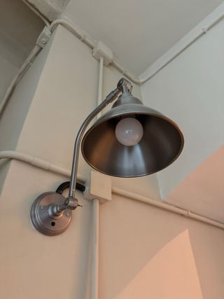 Lámpara de pared metálica gris nueva