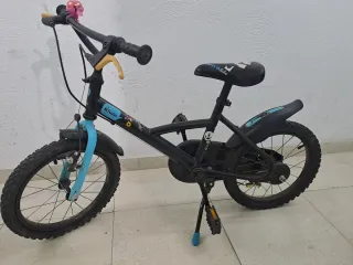 Bicicleta infantil Btwin negra y azul