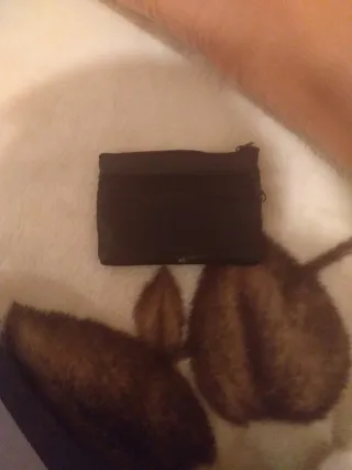 Monedero negro con cremallera