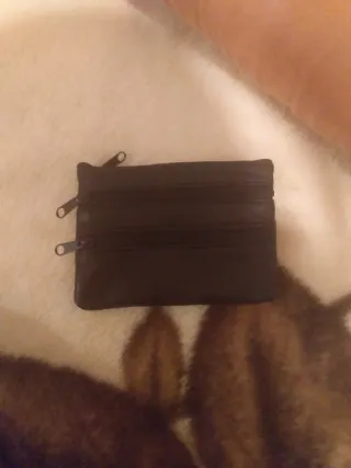 Monedero negro con cremallera