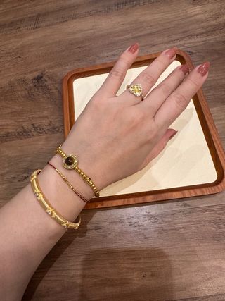 Pulsera elástica ojo de tigre y cuentas doradas