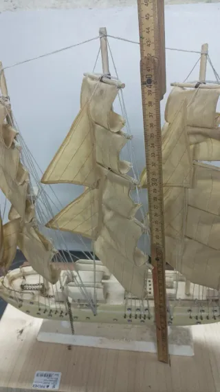 Modellino veliero con vele in stoffa