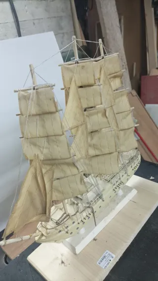 Modellino veliero con vele in stoffa