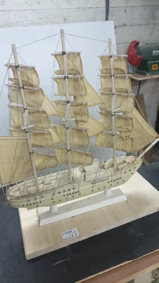 Modellino veliero con vele in stoffa