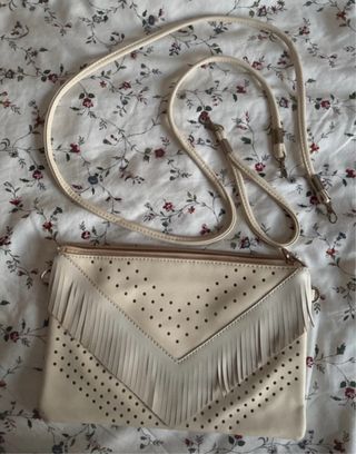 Bolso crema con flecos
