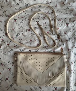 Bolso crema con flecos