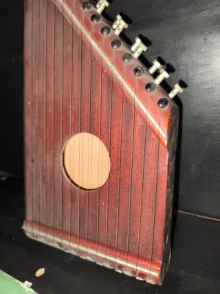 Antigua cítara de madera