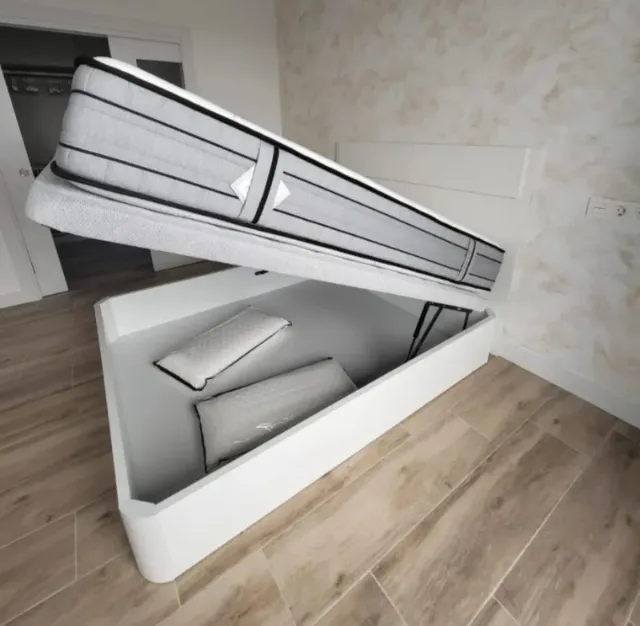 Liquidazione di mobili: letti, canapés, materassi e testiere