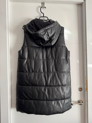 Chaleco acolchado efecto piel con capucha