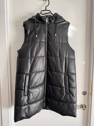 Chaleco acolchado efecto piel con capucha
