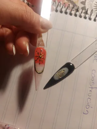 UÑAS ACRILICAS Y ESMALTADOS SEMI.