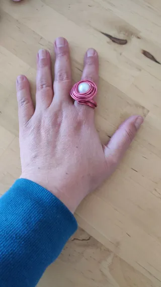 Anillo rosa coral con perla ajustable