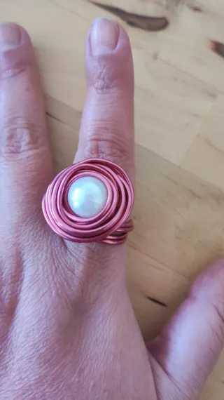 Anillo rosa coral con perla ajustable